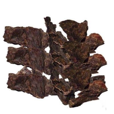  Mehrere dunkelbraune, unregelmäßig geformte Stücke getrocknetes Rinderherz mit rauer, faseriger Oberfläche und leicht glänzender Struktur, auf weißem Hintergrund fotografiert.