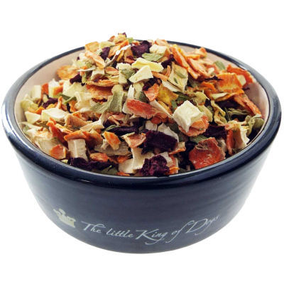 Eine bunte Gemüsemischung aus grünlichen Streifen, orangefarbenen Scheiben, weißen Stücken und dunklen Würfeln, eingefüllt in einen schwarzen Napf mit weißer Aufschrift.