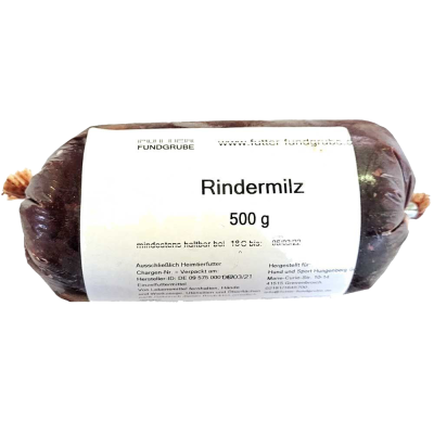 Eine Frostfleischrolle mit weißem Etikett und der Aufschrift „Rindermilz“. Verpackt in einem nicht essbaren Kunstdarm. Die Füllung ist fein gewolft und tiefdunkelbraun.