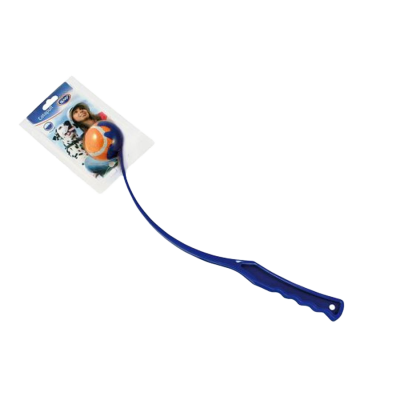 Ein Hundespielzeug mit langem blauen Kunststoff-Wurfarm und Griff. Am Ende sitzt ein runder Ball in Orange und Blau. Der Wurfarm ist gebogen und dient zum Werfen des Balls.