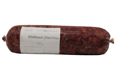 Eine Frostfleischrolle mit weißem Etikett und der Aufschrift „Wildfleisch (Reh/Hirsch)“. Verpackt in einem nicht essbaren Kunstdarm. Die Füllung ist grob gewolft und tiefrot marmoriert.