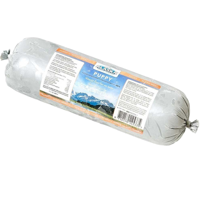 Eine Frostfleischrolle mit weißem Etikett und der Aufschrift „Puppy“. Verpackt in einem silbernen Kunstdarm. Die Füllung ist hellrosa, fein gewolft und homogen durchmischt.