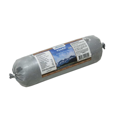 Eine Frostfleischrolle mit silberner Hülle und dem blauen Etikett „PAARD“. Verpackt in einem nicht essbaren Kunstdarm. Die Füllung ist nicht sichtbar.