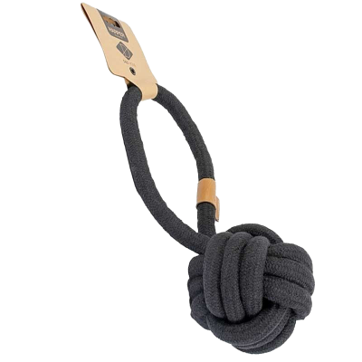 Schwarzes Hundespielzeug aus Seil mit großer Knotenform an einem Ende und Schlaufe mit Etikett am anderen Ende