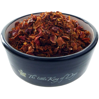 Ein schwarzer Napf mit der Aufschrift „The little King of Dogs“, gefüllt mit grob zerkleinerten, rötlich-braunen Flocken mit unregelmäßiger Struktur.