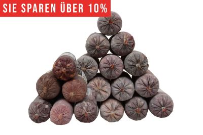 Eine Frostfleischpyramide aus runden Rollen in nicht essbarem Kunstdarm. Die Füllung ist gefroren und zeigt außen grau-braune bis rötliche Verfärbungen mit Frostschleier.