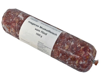 Eine Frostfleischrolle mit weißem Etikett und der Aufschrift „mageres Muskelfleisch vom Rind“. Verpackt in einem nicht essbaren Kunstdarm. Die Füllung ist rotbraun mit hellen Fettstückchen.