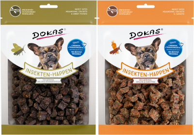 Zwei wiederverschließbare Tüten „Dokas Insekten-Happen“ nebeneinander: links in Olivgrün mit dunklen Würfeln aus Mehlwürmern, Grillen und Süßkartoffeln, rechts in Orange mit braun-orangen Würfeln aus Mehlwürmern, Grillen und Karotten.