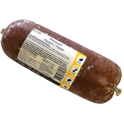 Eine Frostfleischrolle mit weißem Etikett und der Aufschrift „Pheasant / Fazant / Fasan“. Verpackt in einem nicht essbaren Kunstdarm. Die Füllung ist dunkelrotbraun und fein gewolft.