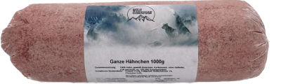 Eine Frostfleischrolle mit Etikett und der Aufschrift „Ganze Hähnchen“. Verpackt in einem nicht essbaren Kunstdarm. Die Füllung ist hellrosa, sehr fein gewolft und gleichmäßig strukturiert.