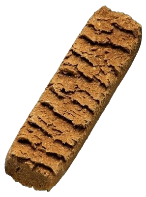 Ein einzelner brauner Hundekeks in länglicher Riegelform mit welliger Oberflächenstruktur und leicht gebogener Kontur.