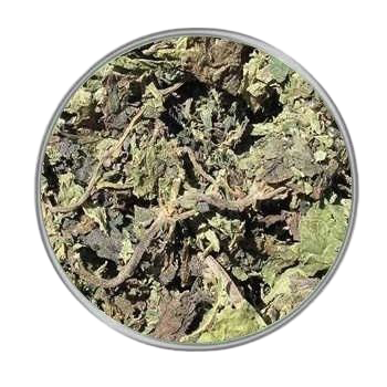 Ein rundes Sichtfenster zeigt lose getrocknete grüne und bräunliche Blätter mit feinen Stängeln in grober Struktur. Die Kräuterstücke wirken brüchig und naturbelassen.