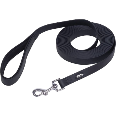 Schwarze Hundeleine mit schwarzem, gepolstertem Griff, Metallschnapphaken und kleinem Markenetikett.
