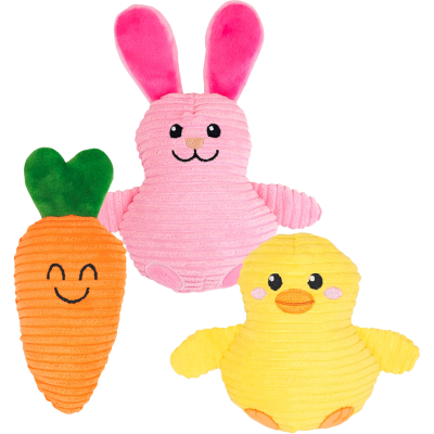 Drei gerippte Plüschspielzeuge: ein rosa Hase mit langen Ohren, ein gelbes Küken mit orangem Schnabel und eine orange Karotte mit grünem Blatt, jeweils mit gesticktem Gesicht.