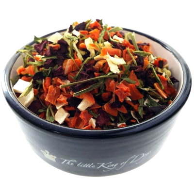 Eine bunte Gemüsemischung aus grob geschnittenen, getrockneten Stücken in Orange, Dunkelrot, Weiß und Grün mit teils langen, schmalen und kantigen Formen.