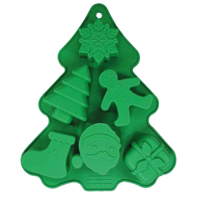 Eine grüne Silikonbackform in Tannenbaumform mit mehreren erhabenen Motiven wie Weihnachtsmann, Lebkuchenmann, Geschenk, Socke, Tanne und Schneeflocke, freigestellt dargestellt.