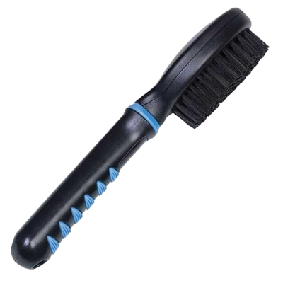 Schwarze Bürste mit dicht stehenden Borsten und blauem Griff mit strukturierten Rillen für besseren Halt.