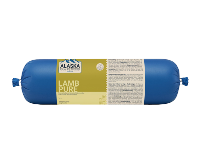 Eine blaue Frostfleischrolle mit olivgelbem Etikett ‚Lamb Pure‘, verpackt in nicht essbarem Kunstdarm; rechts befindet sich ein beiges Informationsetikett mit Text.