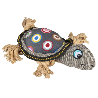 Hundespielzeug in Schildkrötenform mit grauem Stoffkörper und bunter, gemusterter Stoffschale. Beine und Schwanz aus Kordel, gesticktes Gesicht mit Lächeln.