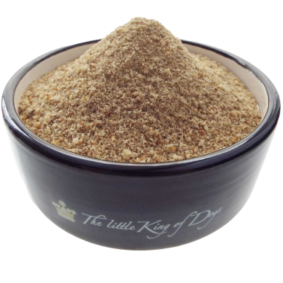 Ein schwarzer Keramiknapf mit hellbraunem, mittelgrob gemahlenem Pulver mit sichtbaren hellen und dunklen Partikeln.