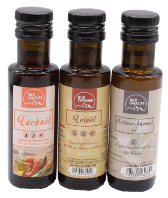 Fünf braune Flaschen mit weißem Schraubdeckel auf einem rustikalen Holztisch. Die Etiketten zeigen die Sorten Nachtkerzenöl, Schwarzkümmelöl, Lachsöl und Hanföl in verschiedenen Größen.