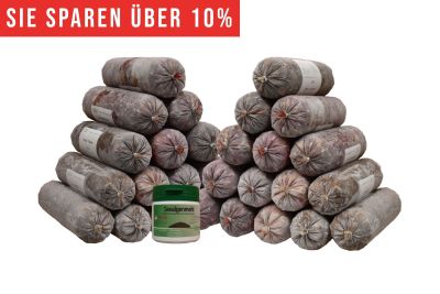 Zwei Pyramiden aus gefrorenen Frostfleischrollen in grauem Kunstdarm mit sichtbaren Etiketten. Davor steht ein weißer Kunststoffbehälter mit grünem Deckel und der Aufschrift „Seealgenmehl“.