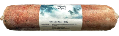 Eine Frostfleischrolle mit weiß-blauem Etikett und der Aufschrift „Huhn und Meer“. Verpackt in einem nicht essbaren Kunstdarm. Die Füllung ist grob gewolft und lachsfarben mit dunklen Einschlüssen.