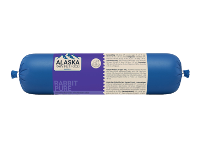 Eine blaue Frostfleischrolle mit violettem Etikett ‚Rabbit Pure‘, verpackt in nicht essbarem Kunstdarm; rechts befindet sich ein beiges Informationsetikett mit Text.