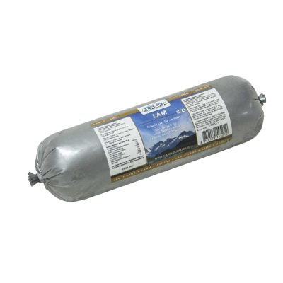 Eine Frostfleischrolle mit silberner Hülle und dem blauen Etikett „LAM“. Verpackt in einem nicht essbaren Kunstdarm. Die Füllung ist nicht sichtbar.