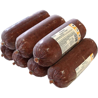 Eine Frostfleischrolle mit weißem Etikett und der Aufschrift „Pheasant / Fazant / Fasan“. Verpackt in einem nicht essbaren Kunstdarm. Die Füllung ist dunkelrotbraun und fein gewolft.