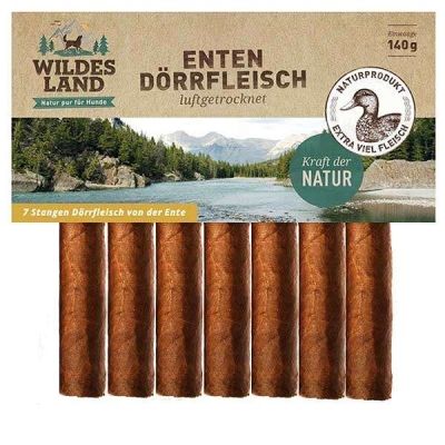 Wildes Land Dörrfleisch Kausnack 7 Stangen Verpackung mit Hundesnacks, illustriert mit einer Ente und Naturmotiven wie Bäumen und Fluss. Im Vordergrund sind längliche Fleischsticks zu sehen.