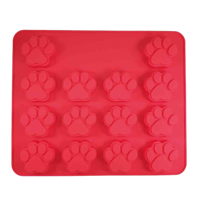 Eine rechteckige Silikonbackform in kräftigem Rot mit mehreren gleichmäßig angeordneten Vertiefungen in Pfotenform, glatte Oberfläche, freigestellt dargestellt.