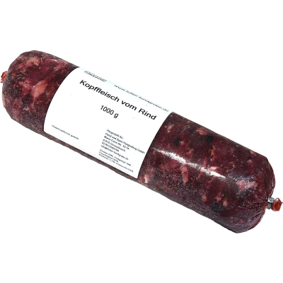 Eine Frostfleischrolle mit weißem Etikett und der Aufschrift „Kopffleisch vom Rind“. Verpackt in einem nicht essbaren Kunstdarm. Die Füllung ist grob gewolft und zeigt eine dunkelrot-braune Farbe mit helleren und dunklen Einschlüssen.