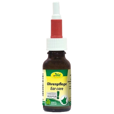 cdvet OhrenpflegeFlasche „cdVet Ohrenpflege Ear care“ mit grün-gelbem Etikett. Aufschrift: „VERBESSERTE REZEPTUR“, „100 % NATUR“ und Symbol eines Tierkopfs.