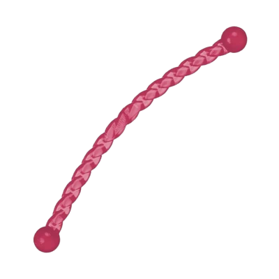 Geflochtenes, pinkes Hundespielzeug mit zwei kugelförmigen Enden, auf neutralem Hintergrund liegend.