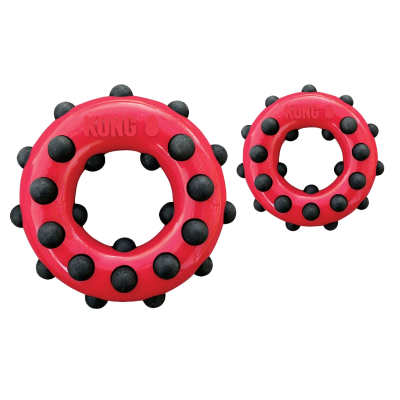 Zwei rote, runde Hundespielzeuge mit schwarzen Gummibuckeln und KONG-Prägung, in zwei Größen dargestellt.