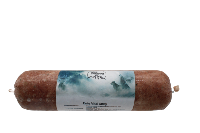 Wild Canadian Ente Vitalmix 500g Eine Frostfleischrolle mit weißem Etikett und der Aufschrift „Ente Vital“. Verpackt in einem nicht essbaren Kunstdarm. Die Füllung ist braun-rötlich und fein gewolft.