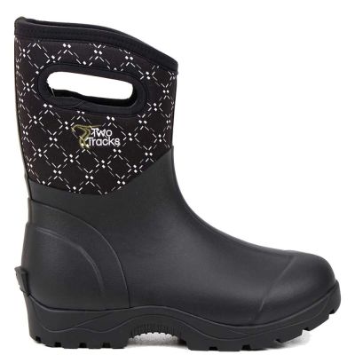 Schwarzer Gummistiefel mit gemustertem oberen Bereich und Grifföffnung am Schaft, stehend auf hellem Untergrund.