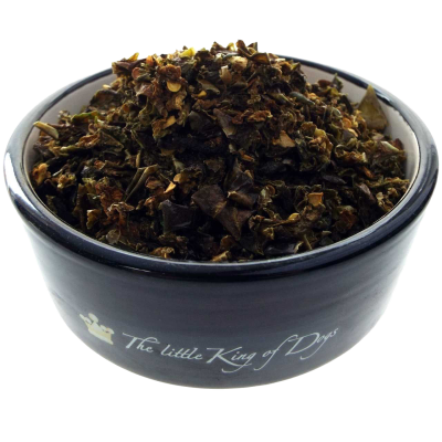 Ein schwarzer Napf mit der Aufschrift „The little King of Dogs“, gefüllt mit grob zerkleinerten, dunkelgrünen bis bräunlichen Flocken mit unregelmäßiger Struktur.