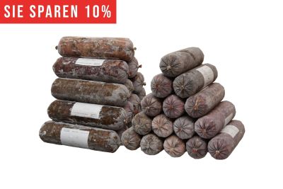 Zwei Stapel aus gefrorenen Fleischrollen in grauem Kunstdarm mit unterschiedlich gefärbtem Inhalt. Links rötlich-braun, rechts eher grau. Oben roter Hinweis „Sie sparen 10 %“.