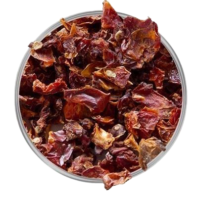 Große dunkelrote bis braune Gemüsestücke mit unregelmäßiger Struktur in einer runden Metallschale, teilweise glänzend getrocknet.