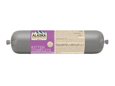 Eine kleine Frostfleischrolle mit violettem Etikett und der Aufschrift „Konijn“. Verpackt in einem grauen Kunstdarm. Die Füllung ist nicht sichtbar.