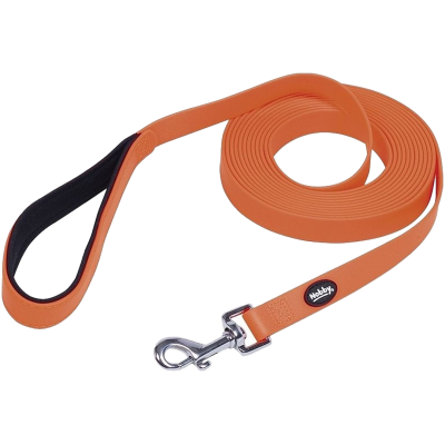 Orangefarbene Hundeleine mit schwarzem, gepolstertem Griff, Metallschnapphaken und kleinem Markenetikett.