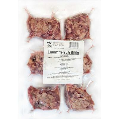 Ein Vakuumbeutel mit sechs portionierten Stücken grob gewolftem Lammfleisch. Die Füllung ist rötlich-braun mit sichtbaren Fett- und Knorpelstücken.Ü