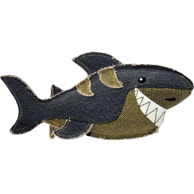 Stofftier in Form eines Hais mit dunkelblauer und olivgrüner Oberfläche, sichtbaren Nähten, offenen Maul mit weißen Zähnen und angedeuteten Flossen.