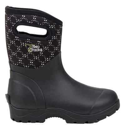 Schwarzer Gummistiefel mit gemustertem oberen Bereich und Grifföffnung am Schaft, stehend auf hellem Untergrund.