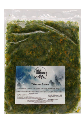 Ein flacher, transparenter Kunststoffbeutel mit grünlich-gelber, fein gehackter Füllung. Die Masse wirkt leicht stückig und zeigt unterschiedliche Farbpunkte.