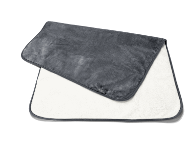 Gefaltete, hellblaue, weiche Hundedecke mit umgeschlagener Ecke, die die flauschige Unterseite zeigt.