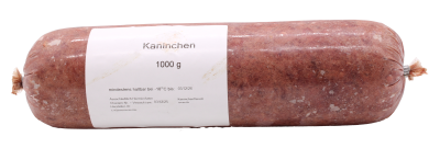 Eine Frostfleischrolle ohne Etikett in durchsichtigem Kunstdarm. Die Füllung ist fein gewolft, gleichmäßig strukturiert und zeigt eine hellrotbraune Farbe mit kleinen, hellen Fettanteilen.