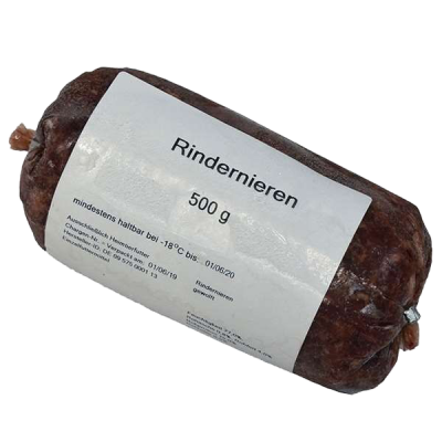 Eine Frostfleischrolle mit weißem Etikett und der Aufschrift „Rindernieren“. Verpackt in einem nicht essbaren Kunstdarm. Die Füllung ist fein gewolft und dunkelbraun.